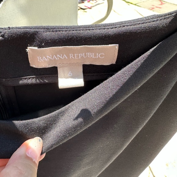 Size 6 black banana republic ponte pencil skirt in as pictured condition - Picture 3 of 3